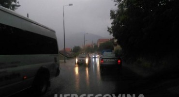 Mostar: Pogledajte kako je izgledala vožnja magistralom M17 iznad centra grada nakon današnjeg nevremena