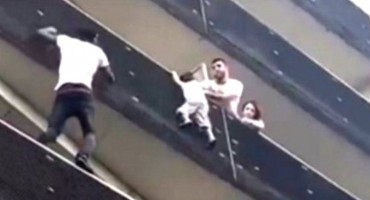 Migrant se popeo na zgradu, spasio dijete i postao junak: Macron ga odmah pozvao u Elizejsku palaču