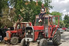 One se ne srame svog zanimanja: Maturantice u školu stigle na traktorima