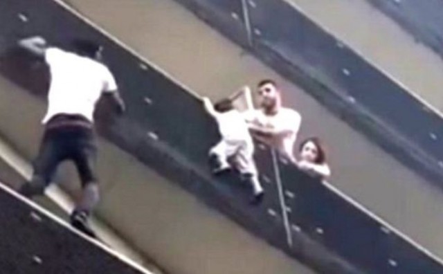 Migrant se popeo na zgradu, spasio dijete i postao junak: Macron ga odmah pozvao u Elizejsku palaču