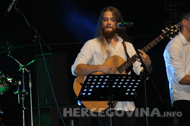 Pogledajte kako je bilo na koncertu Mladena Grdovića u Bijelom Polju kod Mostara