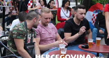 Pogledajte dio sinoćnje atmosfere u Mostaru 