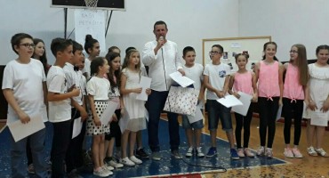 Mostar: Zagrljaj učitelja i učenika pod vatrometom konfeta