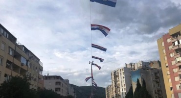 Zastave Herceg Bosne postavljene ispred novog mosta u Mostaru