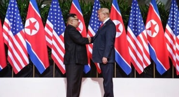 Pogledajte povijesni trenutak, rukovali se Kim Jong-un i Donald Trump