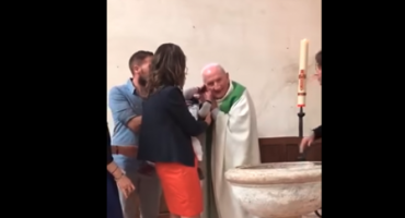 Svećenik ošamario dijete na krštenju jer je preglasno plakalo, snimka šokirala svijet