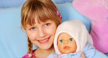 Djeca koja drže lutke u lijevoj ruci su pametnija i društvenija  