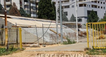 Mostar: Pogledajte u kojoj je fazi izgradnja tribine na igralištu Osnovne škole Petra Bakule