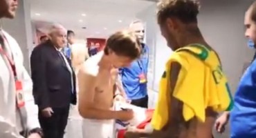 Luka Modrić daje autogram i posvetu velikom Neymaru