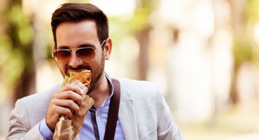 U hodu jedete i ispijate kavu? Evo zašto to nije dobra ideja