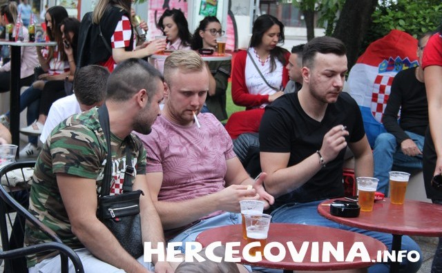 Pogledajte dio sinoćnje atmosfere u Mostaru 
