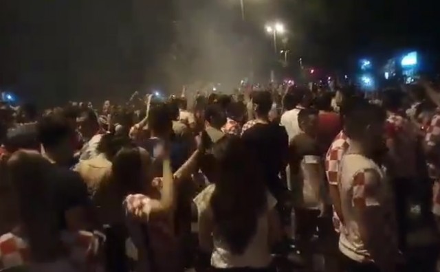 Pogledajte ludnicu na ulicama Mostara nakon sinoćnje pobjede Hrvatske
