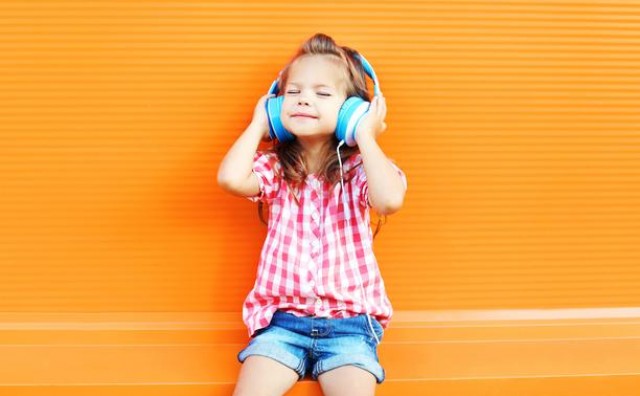 Vaše dijete sluša glazbu koristeći slušalice? Evo zašto je to opasno