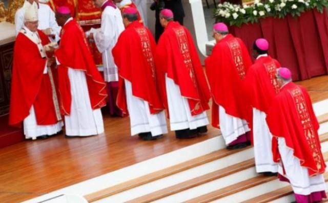 Papa šokirao Vatikan: Oženjeni će moći biti svećenici?