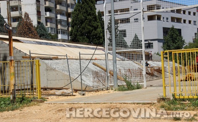 Mostar: Pogledajte u kojoj je fazi izgradnja tribine na igralištu Osnovne škole Petra Bakule