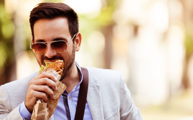 U hodu jedete i ispijate kavu? Evo zašto to nije dobra ideja