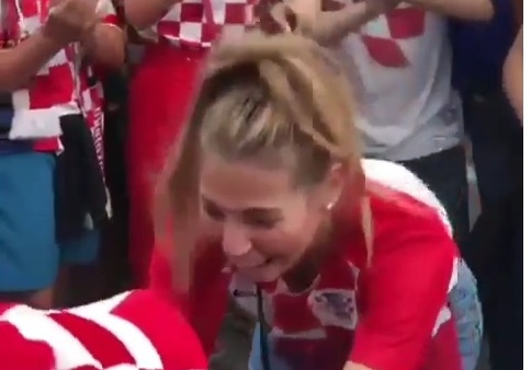 Usred gužve na dočeku Vatrenih kleknuo pred svoju dragu i zaprosio je; pogledajte njezinu reakciju