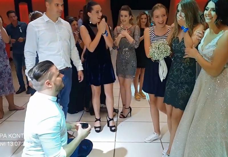 Posušje: Zaprosio djevojku na bratovoj svadbi