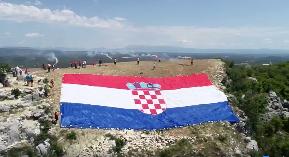 Postavljena ogromna zastava Hrvatske iznad Ljubuškog