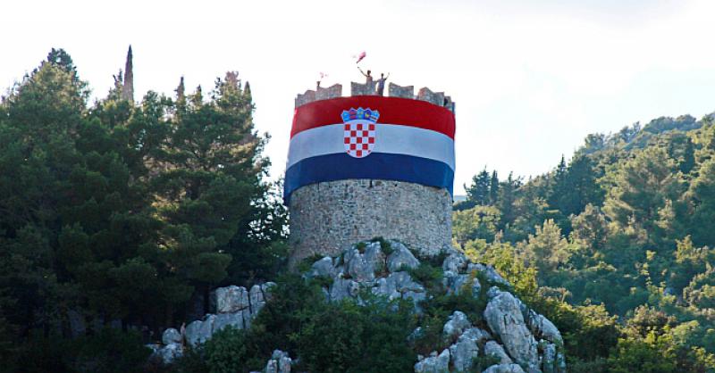 Vrgorčani postavili hrvatsku zastavu na kulu Avala