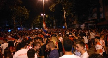 Ludnica nad ludnicama u Mostaru nakon pobjede Hrvatske nad Rusijom
