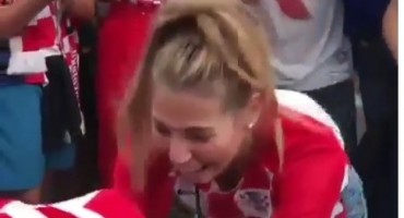 Usred gužve na dočeku Vatrenih kleknuo pred svoju dragu i zaprosio je; pogledajte njezinu reakciju 