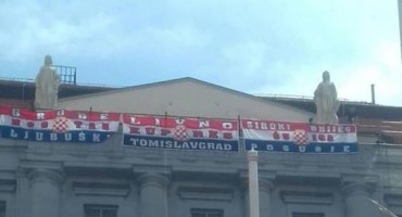 Ovo je domoljubna Hrvatska: Pogledjte kako su policajci u Zagrebu ispravljali zastave hrvatskih navijača iz BiH