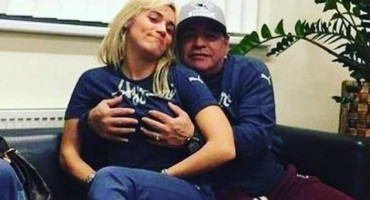 Maradona zaplakao od sreće: Zaprosio 28-godišnju djevojku 