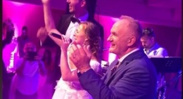 Mate Bulić zapjevao s kćeri na njenom vjenčanju