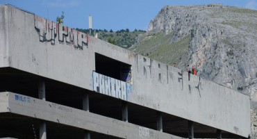 ‘Selfieji’ u Mostaru opasni turistički pothvati na još opasnijim mjestima