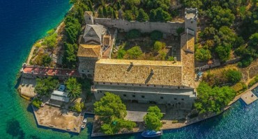 Hrvatski otok zmija, skrivenih uvala i ukradenoga blaga, a u blizini naše Hercegovine