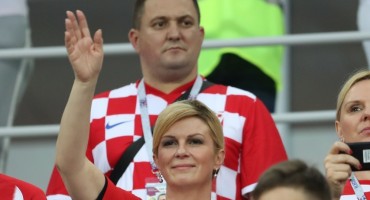 Predsjednica na tekmu putuje s navijačima, sjedit će u društvu Medvedeva. Neće smjeti nositi dres, ali ima spremno rješenje