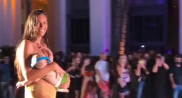 Model prošetala pistom na reviji kupaćih kostima dojeći kćer u naručju: 'Žene mogu sve!'