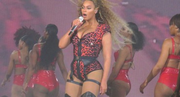 'Leteća' pozornica se zaglavila pa se Beyonce nije mogla spustiti, spašavali je ljestvama
