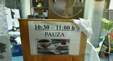 Kad´Hercegovka ide vadit´dokumente: E golemo majkee mi! Pa ovo nema niđe!