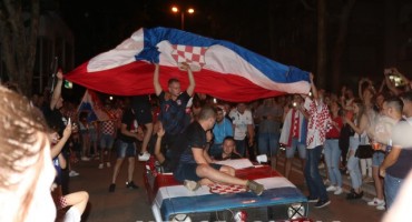 Mostar:  Tisuće navijača pjevaju Lijepa li si