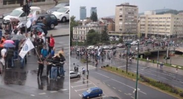 Nezadovoljni veterani na ulicama Sarajeva: Blokirali glavnu cestu i razbijaju aute