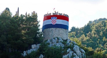 Vrgorčani postavili hrvatsku zastavu na kulu Avala