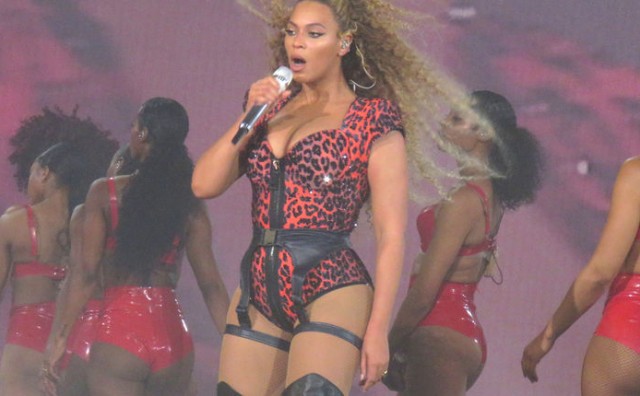 'Leteća' pozornica se zaglavila pa se Beyonce nije mogla spustiti, spašavali je ljestvama