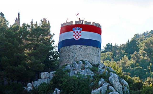 Vrgorčani postavili hrvatsku zastavu na kulu Avala