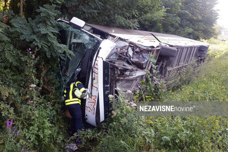 Autobus se prevrnuo, jedna osoba smrtno stradala