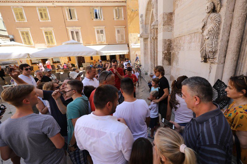Fanovi opkolili Luku Modrića nakon mise u Zadru, on oduševio potezom