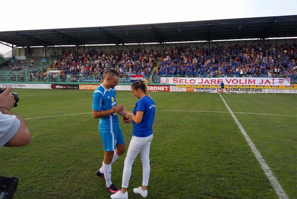 Prosidba na Pecari: Danijel Bevanda igrač MZ Jare zaprosio svoju djevojku Martinu Markić