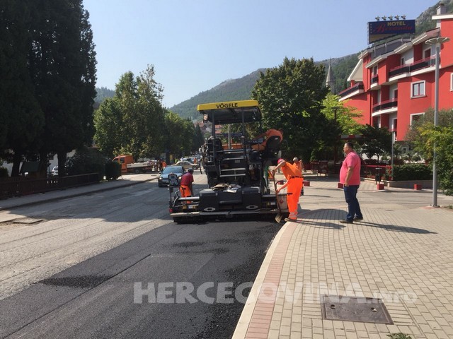 Mostar: Pogledajte kako se asfaltira prometnica na ulazu u Mostar