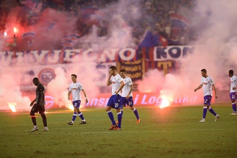 Torcida zasula bakljama igrače Hajduka nakon poraza od Gorice