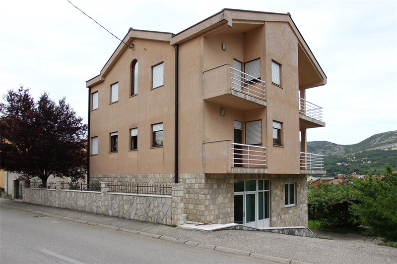 Mostar: Prodaje se kuća s poslovnim prostorom i dva stana u Cimu
