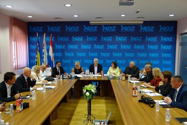 Razvoj i o(p)stanak– naziv programa HDZ-a BiH, a Zajedništvo slogan
