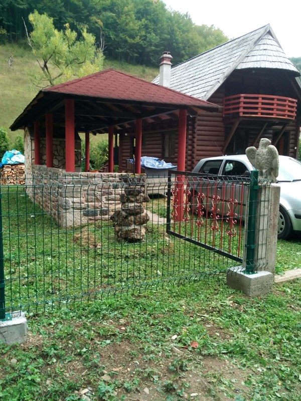 Prodaje se brvnara sa vodenicom