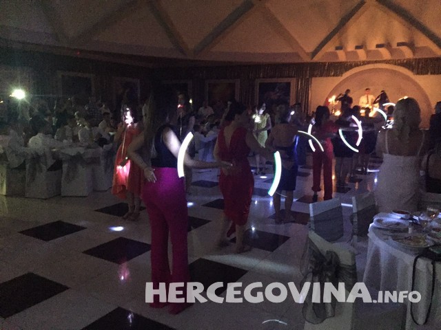Mažoretkinje Mostar izvele neviđeni performans u svatovima Matei i Luki