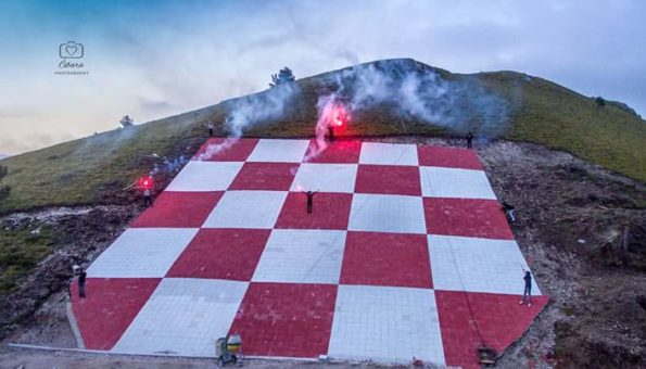 Kupres: Izrađen golemi grb Herceg Bosne na planini Plazenica